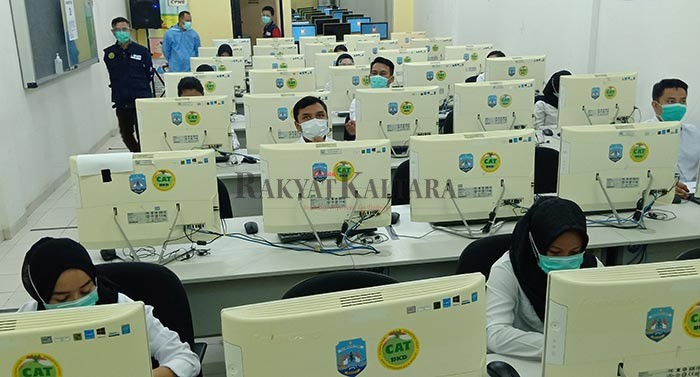 TAHAP SELEKSI: Peserta SKB saat berada di dalam ruangan CAT dengan tetap mematuhi protokol kesehatan, seperti menjaga jarak, belum lama ini.