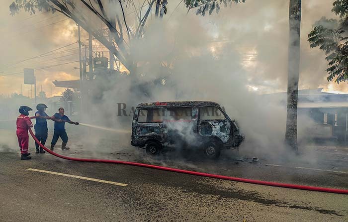 MASIH DILIDIK: Mobil yang terbakar setelah mengisi BBM di SPBU Jalan Sengkawit masih ditangani Polres Bulungan.