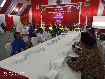 MENDAFTAR: Bapaslon Bupati Nunukan Danni Iskandar saat mendatangi KPU Nunukan, Sabtu (5/9) pekan lalu, tanpa didampingi pasangannya, Muhammad Nasir.