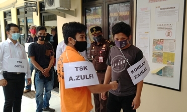 REKONSTRUKSI:Adegan ke-21 ZI berusaha menikam korbannya saat rekonstruksi di Mapolres Tarakan, Rabu (16/9).