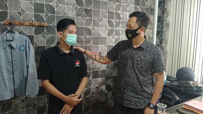 PERJUDIAN: Pelaku AH (kiri) saat diinterogasi Kasat Reskrim Polres Tarakan Iptu Muhammad Aldi, Kamis (17/9).