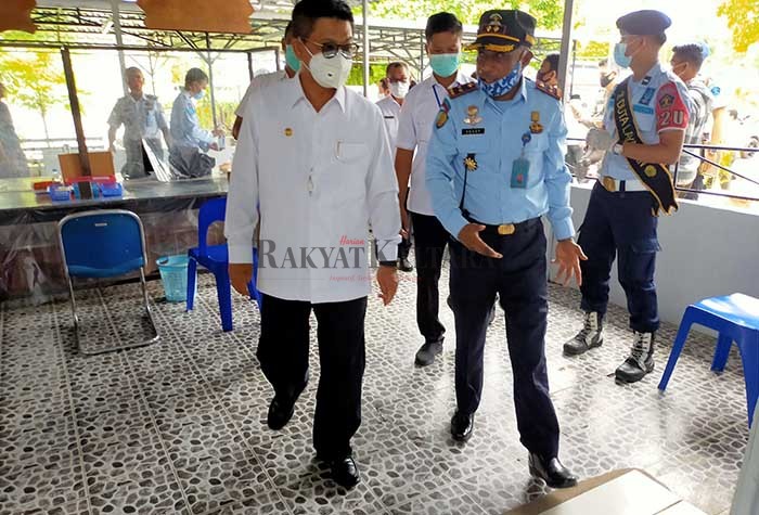 PEDULI KESEHATAN: Gubernur Kaltara Irianto Lambrie (kiri) didampingi Kepala Lapas Kelas IIA Tarakan, Yosef Benyamin Yembise meninjau kegiatan pengobatan gratis, Rabu (23/9).