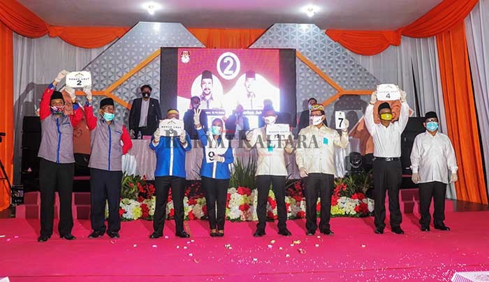 BERJALAN LANCAR: Pengundian nomor urut pasangan calon Bupati dan Wakil Bupati Bulungan 2020 di Lapangan Agatish, Tanjung Selor, Kamis (24/9) tadi malam.