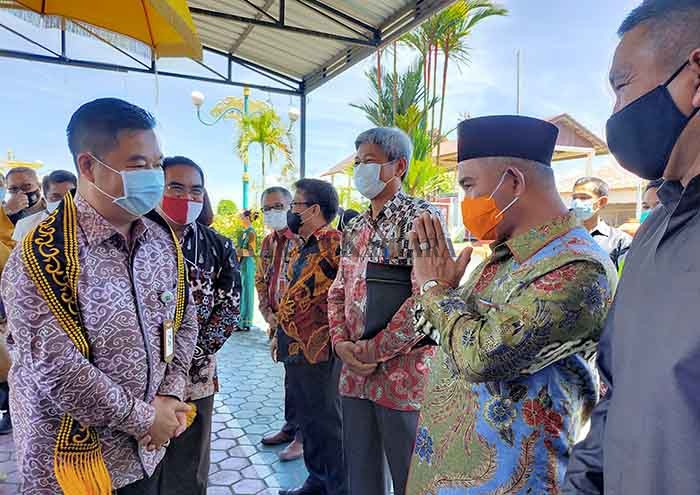 TIBA DI KALTARA: Pjs Gubernur Kaltara Teguh Setyabudi didampingi Sekprov Kaltara Suriansyah, menyapa Wali Kota Tarakan Khairul dan sejumlah pejabat yang hadir saat menjemput kedatangannya di terminal VIP Bandara Juwata Tarakan, Sabtu (26/9).