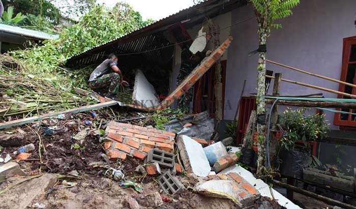 KORBAN JIWA: Jenazah korban musibah tanah longsor yang akan dikebumikan, (28/9).