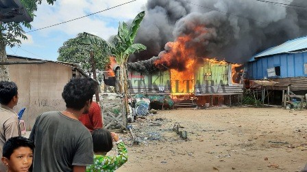 TERBAKAR: Rumah milik Idrus di Jalan Binalatung RT 12 Kelurahan Pantai Amal Kecamatan Tarakan Timur dilahap si jago merah, Rabu (30/9).