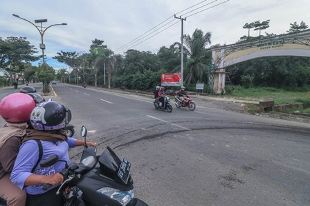 TITIK PEMASANGAN APK: Di Jalan Sengkawit, sepanjang hutan kota menjadi salah satu titik pemasangan APK bagi paslon Gubernur dan Wakil Gubernur Kaltara, termasuk paslon Bupati dan Wakil Bupati Bulungan, Rabu (30/9).
