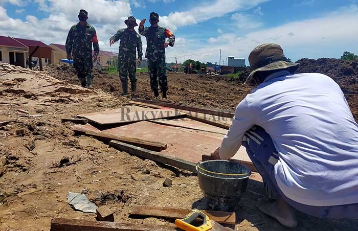 TINJAU LAPANGAN: Dandim 0907/Tarakan Letkol Inf Antoni Chandra Lestianto dan jajaran meninjau pembukaan ruas jalan di Kelurahan Karang Harapan, Minggu (4/10).
