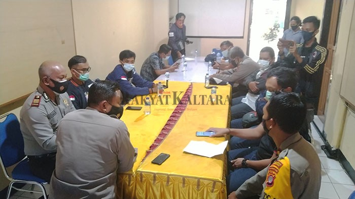 SOMASI: Jurnalis Tarakan melayangkan somasi kepada Kapolres Tarakan AKBP Fillol Praja Arthadira, Kamis (8/10), buntut insiden semprotan water cannon.