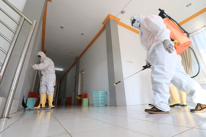 STERILISASI: BPBD Bulungan saat melakukan penyemprotan cairan disinfektan di Gedung Bandiklat, Jalan Agatish pada 21 Juli lalu.