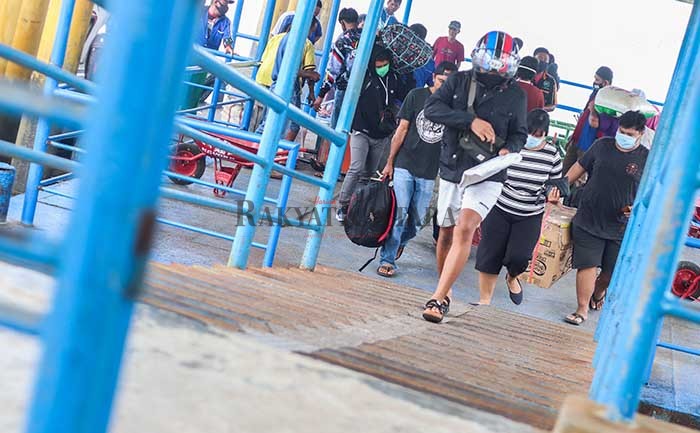 TIBA DI TANJUNG SELOR: Penumpang speedboat dari Tarakan saat tiba di Pelabuhan Kayan II Tanjung Selor, Kamis (15/10).