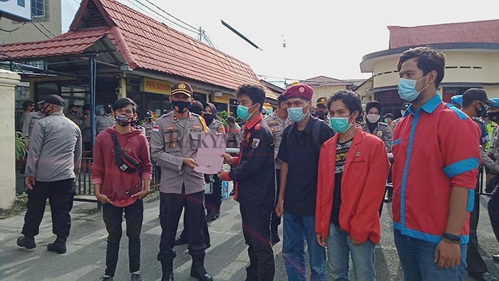 JAMIN KEAMANAN AKTIVIS: Puluhan mahasiswa yang tergabung dalam GERAM Tarakan memaksa pihak kepolisian untuk memberikan jaminan tidak adanya penangkapan aktivis di Tarakan, Sabtu (17/10).