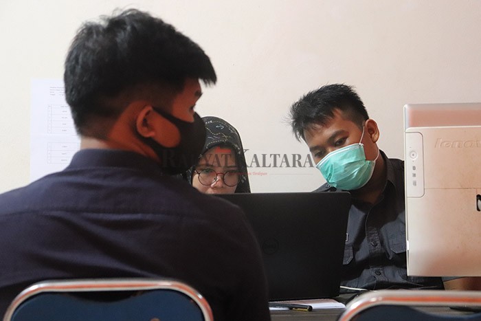 PENYAMPAIAN LAPORAN: Padly mengatasnamakan masyarakat saat menyampaikan pelanggaran pilkada Calon Gubernur Kaltara Zainal Arifin Paliwang di kantor Bawaslu Kaltara, kemarin (19/10).