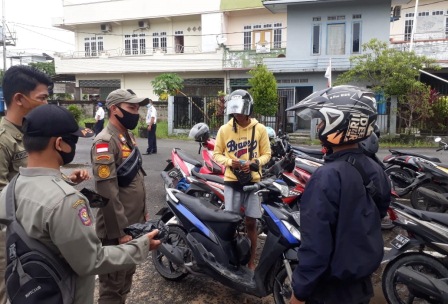 OPERASI YUSTISI: Petugas gabungan masih mendapati pengendara yang tidak menggunakan masker dan pelanggaran surat kendaraan, kemarin (21/10).