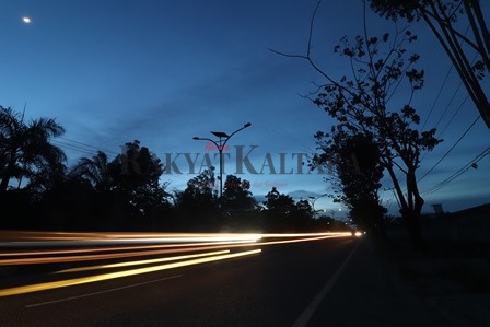 TAK ADA PERBAIKAN : Kerusakan lampu Penerangan Jalan Umum (LPJU) sudah cukup lama tidak berfungsi pada malam hari.