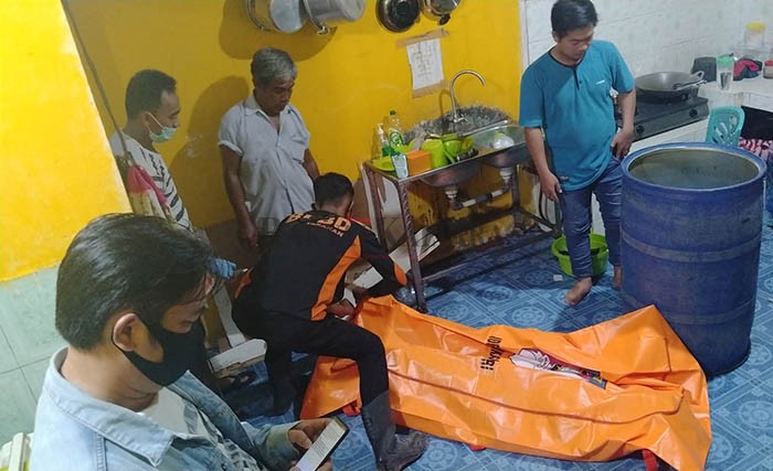 MASIH DILIDIK: Korban gantung diri yang merupakan pelajar SMP, dievakuasi dari dalam kamar mandi.