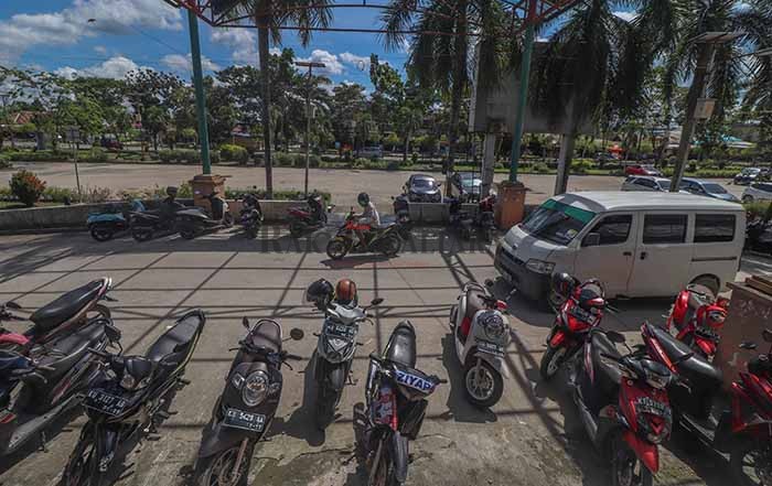 SEMRAWUT: Tidak tertatanya parkiran kendaraan, selain tidak ada petugas parkir, kurangnya kesadaran pengunjung pasar untuk memarkir secara rapi.