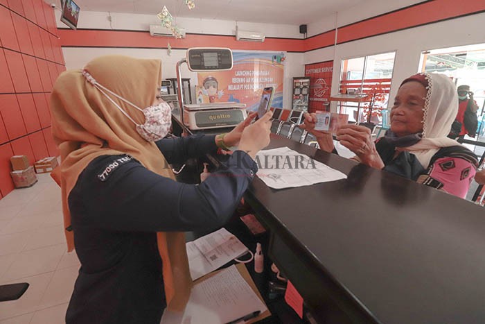 PENCAIRAN BST : Program Kementerian Sosial berupa Bantuan Sosial Tunai (BST) tahap 7 di Kantor Pos Tanjung Selor sudah cair, pada Kamis (22/10) lalu.