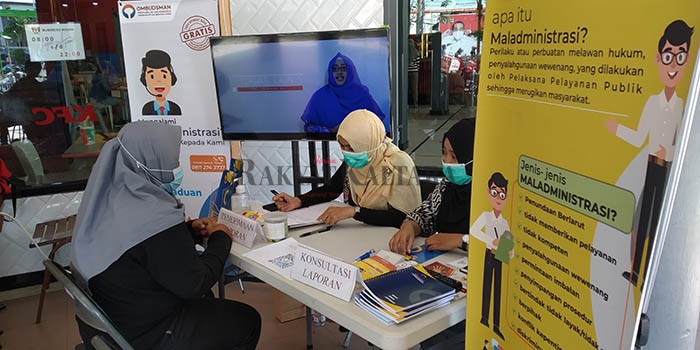 LAPORAN KE OMBUDSMAN: Salah seorang warga saat melakukan pelaporan di pelayanan on the spot Ombudsman Perwakilan Kaltara, Rabu (4/11) lalu.