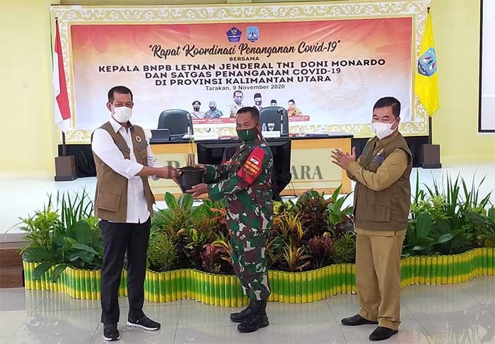 SERAHKAN BANTUAN: Kepala BNPB Letjen TNI Doni Monardo menyerahkan bantuan tanaman vetiver, diterima Danrem 092 Maharajalila Brigjen TNI Suratno, disaksikan Pjs Gubernur Kaltara Teguh Setyabudi.