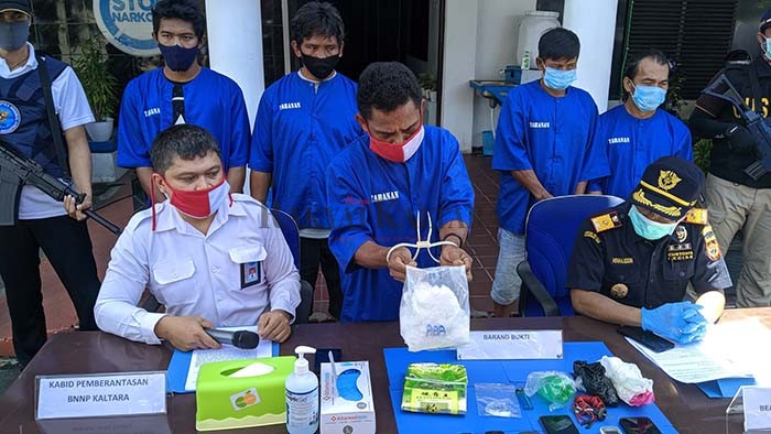 PENGUNGKAPAN NARKOTIKA: Kelima tersangka saat diperlihatkan kepada awak media di kantor BNNP Kaltara, Senin (9/11).