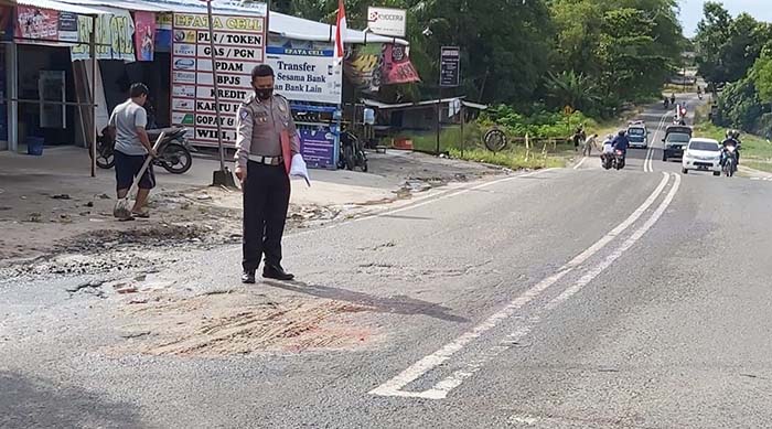 RENGGUT NYAWA: Kecelakaan tunggal yang terjadi di Jalan Hake Babu, mengakibatkan pengendara roda dua meninggal dunia di TKP, Selasa (10/11).