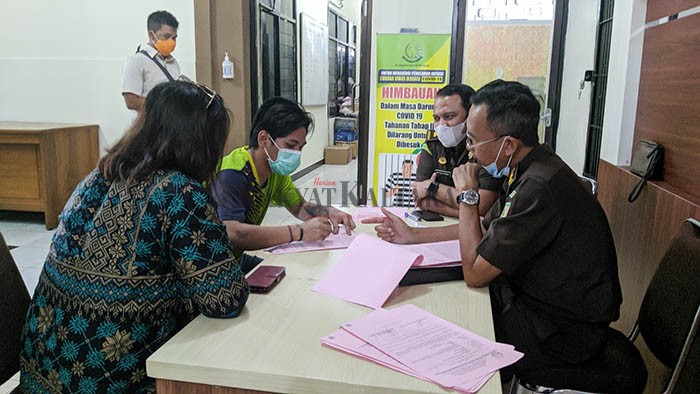 KASUS SABU: Tersangka Ari Abdul Kadir (kaus hijau) didampingi kuasa hukumnya saat penandatanganan berkas tahap dua di Kejaksaan Negeri Tarakan, Kamis (19/11).