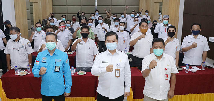 LAWAN NARKOBA: Pjs Gubernur Kaltara, Teguh Setyabudi berfoto bersama peserta Sosialisasi Inpres No. 2/2020, Rabu (18/11) sore.