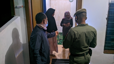 RAZIA: Petugas gabungan melakukan pemeriksaan KTP di permukiman warga di Kelurahan Selumit Pantai, Kecamatan Tarakan Tengah, Jumat (20/11) malam.
