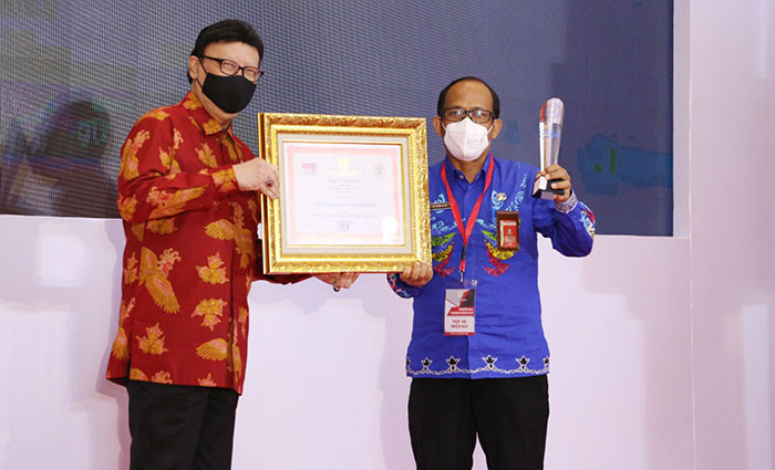 INOVASI : Kepala Dinkes Kaltara Usman menerima penghargaan Top 45 KIPP 2020 dari Menteri PANRB Tjahjo Kumolo, Rabu (25/11)