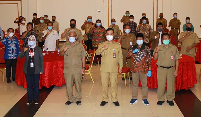 SOSIALISASI: Pjs Gubernur Kaltara, Dr Teguh Setyabudi berfoto bersama Tokoh Masyarakat Kaltara terkait kondusifitas Pilkada Serentak 2020, di Lotus Panaya Hotel, Selasa (24/11).