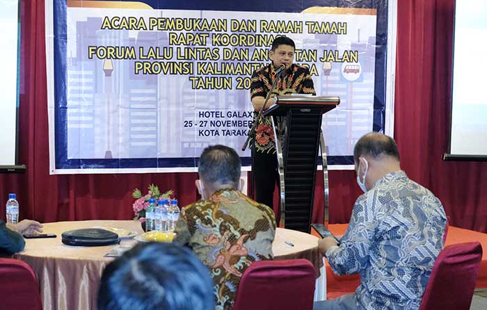 FORUM LLAJ: Plt Asisten Perekonomian dan Pembangunan Sekprov Kaltara, Taupan Majid membuka Rakor Forum Lalu Lintas dan Angkutan Jalan (LLAJ) Provinsi Kaltara 2020 di Ballroom Hotel Galaxy, Rabu (25/11).