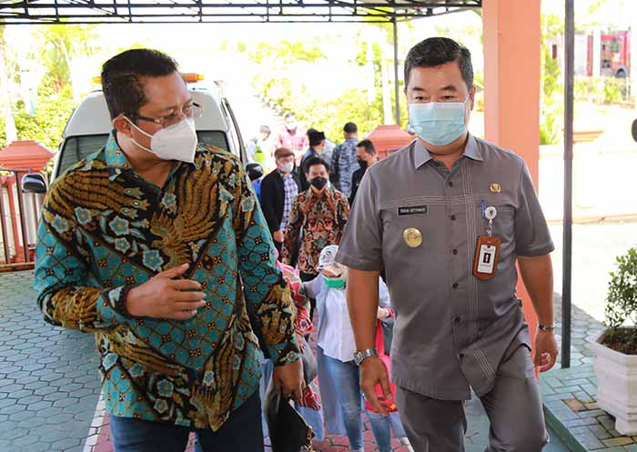 PENYAMBUTAN: Pjs Gubernur Kaltara, Teguh Setyabudi saat menyambut kedatangan Wakil Ketua DPD RI Mahyudin di VIP Room Bandara Juwata Tarakan, Selasa (1/12).