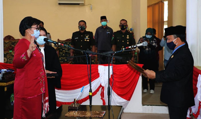 SEGERA BERSINERGI: Purani Jaui (kiri) resmi menggantikan Markus Juk yang maju dalam Pilbup Bulungan.