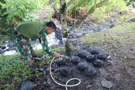 DEMOLISI MORTIR: Tim Depo-60 satu jam sebelum melakukan demolisi sejauh 500 meter dari ujung kantor Lanud Anang Busra Tarakan, Rabu (2/12).