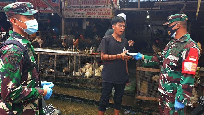 PENDISIPLINAN PROKES: Petugas satgas Lantamal XIII Tarakan masih mendapati masyarakat yang tidak menggunakan masker saat berada di luar rumah, Kamis (3/12).