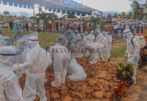 WAFAT : BPBD Kabupaten Bulungan menggunakan APD saat memakamkan Sudjati, Bupati Bulungan secara protokol covid-19 di TPU Tanjung Harapan, Selasa (8/12).