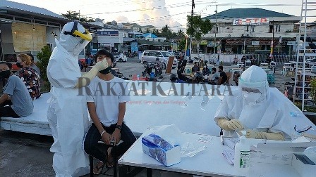 AMBIL SAMPEL: Petugas kesehatan mengambil sampel salah satu karyawan kafe di Taste Food Tarakan, Sabtu (12/12).