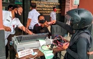 PAJAK KENDARAAN: Layanan drive thru perpanjangan pajak kendaraan di UPT BPPRD Tarakan, terus dibuka guna mengejar target pajak kendaraan tahun ini.