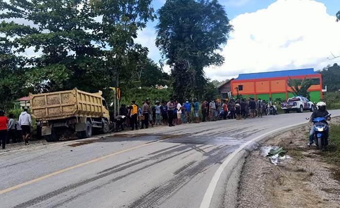 LAKA MAUT: Lokasi terjadinya kecelakaan lalu lintas yang memakan korban jiwa pengendara sepeda motor, Minggu (13/12).
