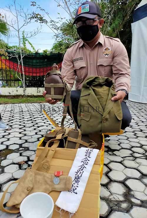BENDA BERSEJARAH: Seragam tentara Jepang dan aksesori lain yang merupakan peninggalan Perang Dunia II diserahkan ke pemerintah sebagai kado HUT Kota Tarakan.