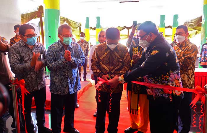 PERESMIAN: Gubernur Kaltara, Dr H Irianto Lambrie saat memotong pita pertanda diresmikannya penggunaan gedung FIKes UBT, Selasa (15/12) pagi.
