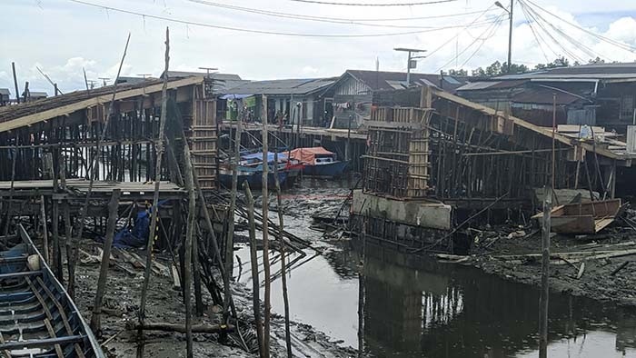 DIHENTIKAN SEMENTARA: Tahap pengecoran untuk memperbaiki jembatan yang ambruk belum bisa dimulai hingga (15/12).