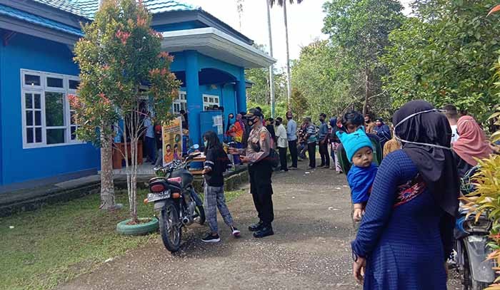 TERKESAN ABAIKAN PROKES: Warga yang mencoblos masih abaikan protokol kesehatan, salah satunya tidak menjaga jarak.