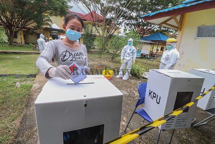 PARTISIPASI PEMILIH: Proses pencoblosan pilkada yang dilaksanakan warga Bulungan, baik untuk Pilbup maupun Pilgub, pada 9 Desember lalu.