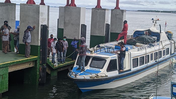 ARUS PENUMPANG: Aktivitas speedboat saat menurunkan penumpang di Pelabuhan Tengkayu I Tarakan, Jumat (18/12).