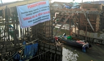 JEMBATAN ROBOH: Beberapa kapal nelayan terpantau belum mengindahkan imbauan agar tidak tambat di dalam permukiman, karena sangat menghambat proses pengerjaan jembatan.