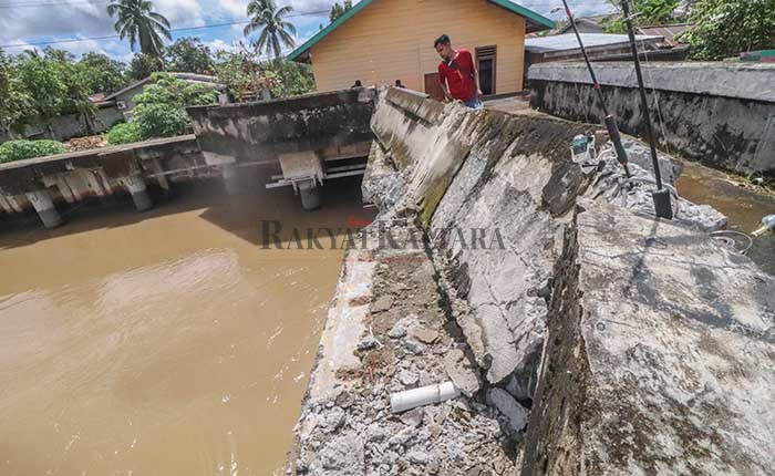 HANCUR: Usai ditabrak Kapal Indah Nusantara (20/12), turap yang berada di Sabanar Baru, Tanjung Selor, hancur.