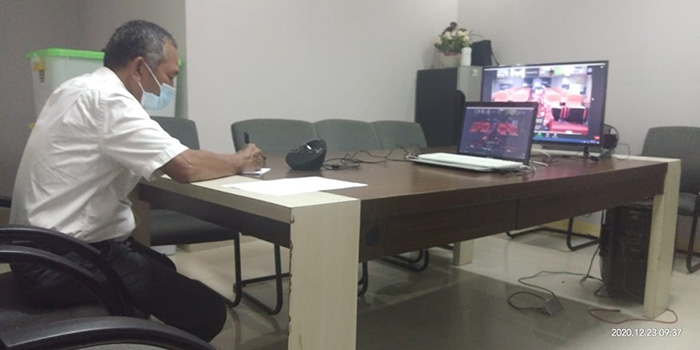 EVALUASI: Kepala DPMD Kaltara, H Amir Bakry, saat mengikuti Vicon Evaluasi Pelaksanaan Pemungutan Suara Pilkades Serentak Tahun 2020, Rabu (23/12).