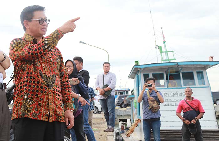 PENOPANG EKONOMI : Gubernur Kaltara Dr H Irianto Lambrie, saat meninjau aktivitas bongkar muat barang di Pelabuhan Tengkayu I, Kota Tarakan, beberapa waktu lalu.